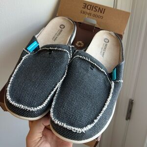 Gecko Man - Canvas Women’s Slippers - New - Size 11